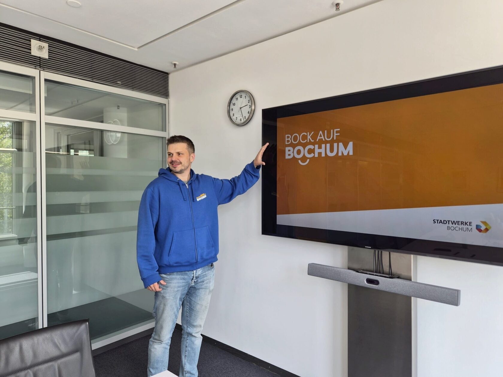 Employee at STW Bochum uses Neat device